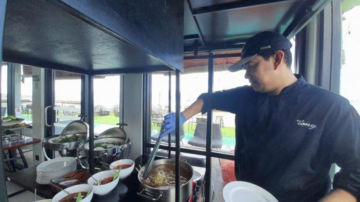 KULINER: Juru Masak saat menggoreng salah satu menu pesanan SBAMers di Sky Bar Swiss-Belhotel Ambon, Jumat (22/12/2023).