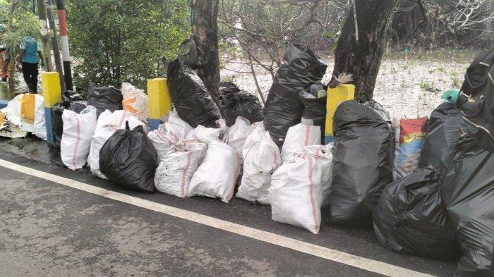 Hasil pembersihan sampah di area ekosistem mangrove, Desa Poka, Kota Ambon.
