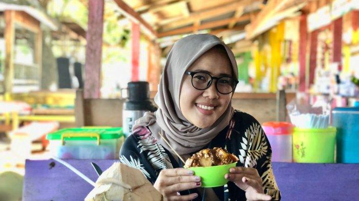 LIBUR LEBARAN: Pantai Natsepa, Desa Suli, Maluku Tengah (Malteng), Maluku.