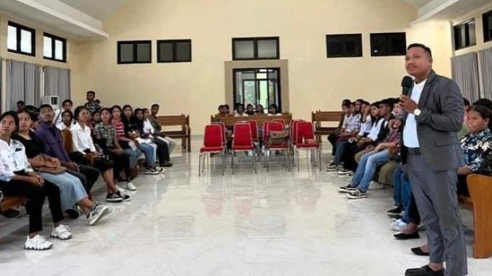 PENDIDIKAN: Kaprodi Pendidikan Sosiologi IAKN Ambon, Yamres Pakniany saat memaparkan materi di Pelatihan Publik Speaking, Kamis (25/4/2024).
