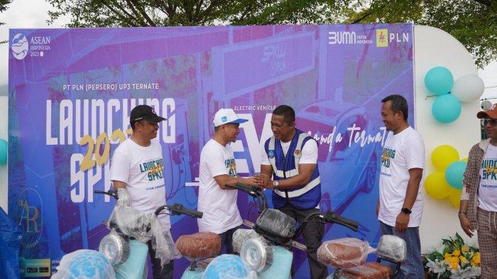 KOTA TERNATE: Peresmian SPKLU yang ditandai dengan pengguntingan pita oleh Sekot Ternate Bapak Hi. Abdullah Hi. M Saleh SStp M.si, Senior Manager Niaga PT PLN (Persero) UIW Maluku dan Maluku Utara Maman Sulaeman dan Manager PT PLN (Persero) UP3 Ternate Kurniawan Fitrianto