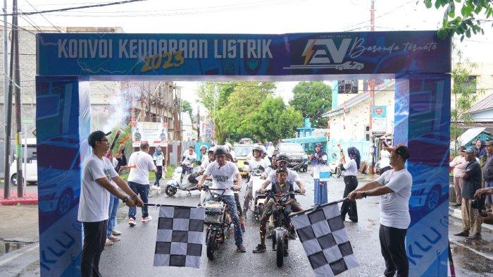 KOTA TERNATE: Rombongan konvoi kendaraan listrik bersiap-siap memulai kegiatan konvoi di Kota Ternate