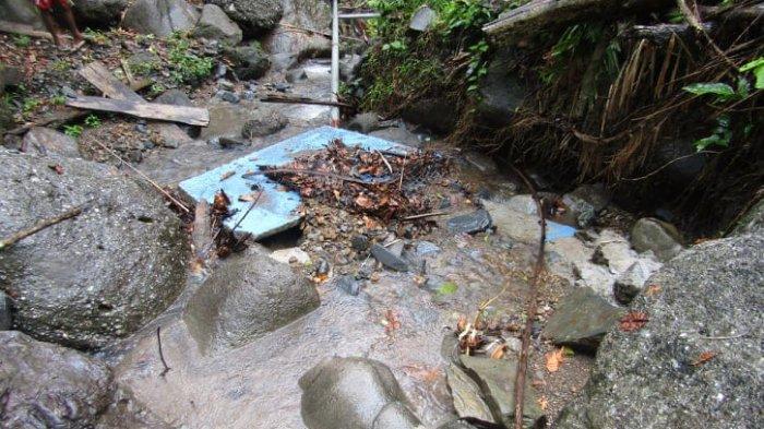 AIR BERSIH: Pembangunan akses air bersih di Desa Batujungku, Kecamatan Batabual, Kabupaten Buru, Maluku diduga asal-asalan.