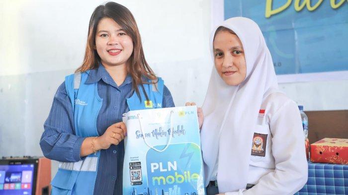 Salah satu siswi SMA Negeri 3 Kepulauan Aru menerima goodibag PLN Mobile saat PLN Baronda Sekolah.