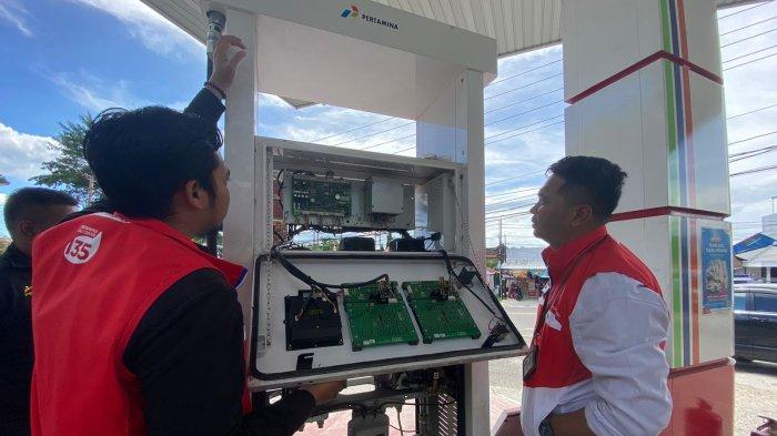 AMBON: Sales Branch Manager Maluku Rayon I Maluku PT Pertamina Patra Niaga, Aditya Herdi dan Angga Yudiwinata selaku Sales Area Manager Maluku tengah melakukan pemeriksaan di SPBU Galala.