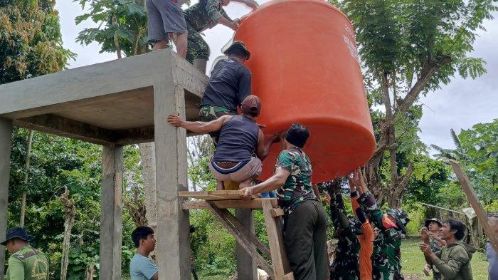 Satgas TMMD Kodim 1506/Namlea bersama masyarakat saat menaikan Profil Tank di Dusun Mahetmangan, Desa Kubalahin, Kecamatan Lolongguba, Kabupaten Buru, Senin (27/5/2024).