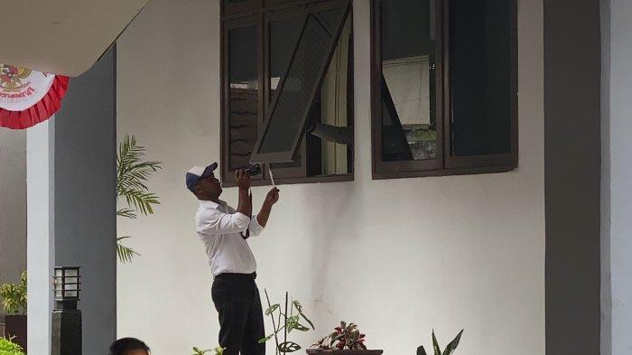 AMBON: Polisi olah TKP di Gedung DPRD Ambon buntut dugaan pencurian uang di Ruang Keuangan, Senin (28/8/2023).