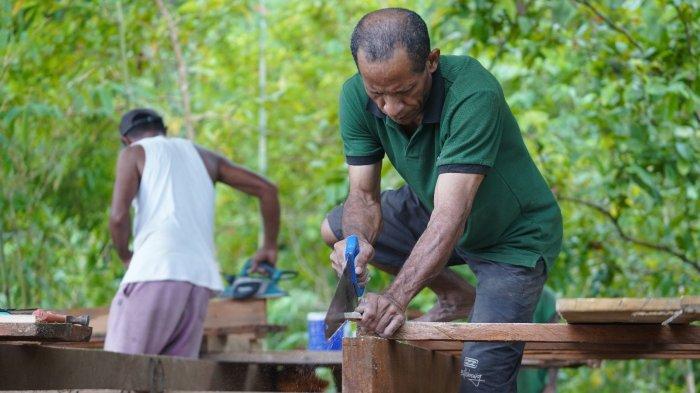 WISATA AMBON: Sanggar Booyratan tengah mempersiapkan fasilitas pendukung di Hutan Musik, Negeri Amahusu, Kecamatan Nusaniwe, Kota Ambon.