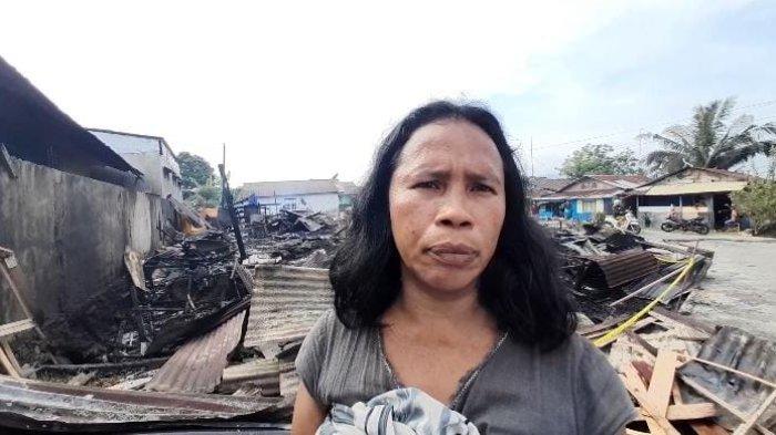 KEBAKARAN: Pemilik Mebel, Wa Ama ketika diwawancarai TribunAmbon.com di Tanah Rata, Batu Merah, Kecamatan Sirimau, Kota Ambon, Rabu (3/1/2023).