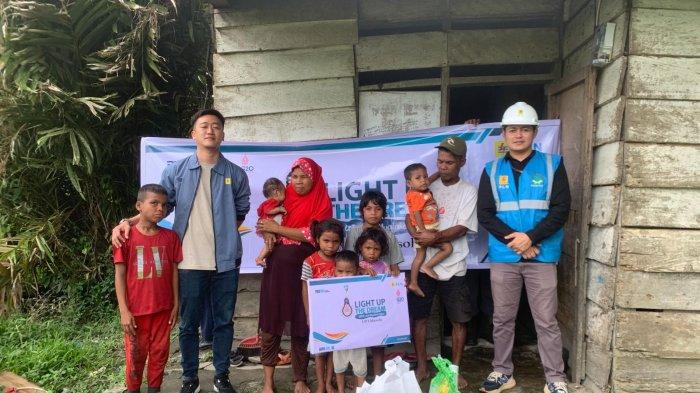 Warga Kecamatan Kota Masohi, Kabupaten Maluku Tengah ini akhirnya dapat menikmati sambungan listrik PLN yang terpasang di rumahnya setelah beberapa tahun mengandalkan lampu minyak ketika malam.