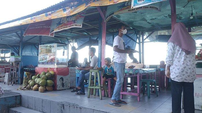 AMBON: H+2 Lebaran Warga sudah mulai memadati kios rujak di pantai Natsepa pulau Ambon, Rabu (4/5/2022).