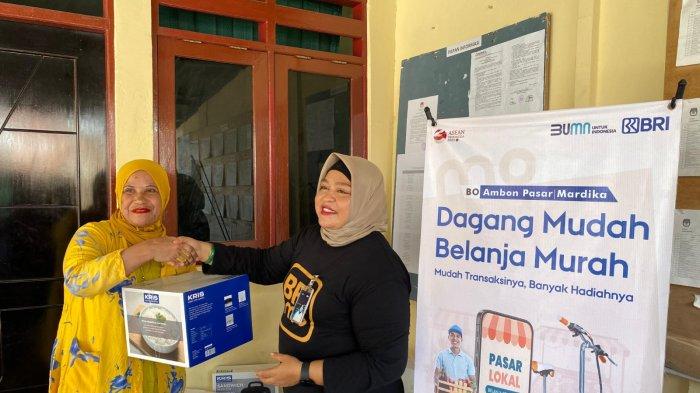 AMBON: Pimpinan Unit Kerja BRI Ambon Kota, Riti Irmasani Selang saat memberikan reward bagi nasabah beruntung, Jumat (5/1/2024).