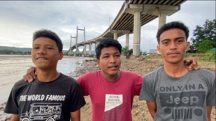 Elo bersama teman-temannya berterimakasih atas pembersih area pantai Galala, Rabu (5/6/2024).