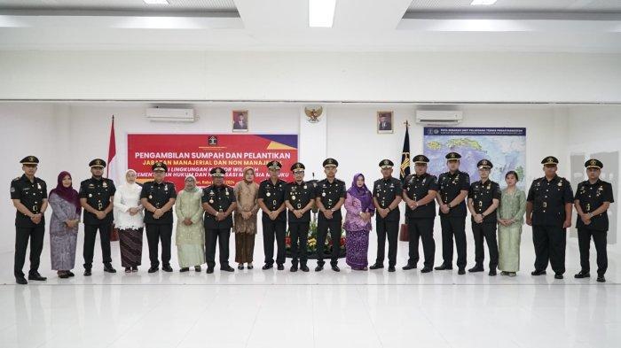Sejumlah pejabat manajerial dan non manajerial lingkup Kumham Maluku usai dilantik oleh Kepala Kantor Wilayah Kementerian Hukum dan Hak Asasi Manusia (HAM) Maluku, Hendro Tri Prasetyo, di aula Kanwil, Jalan Dr. Pattimaipauw, Kecamatan Nusaniwe Ambon, Rabu (5/6/2024).