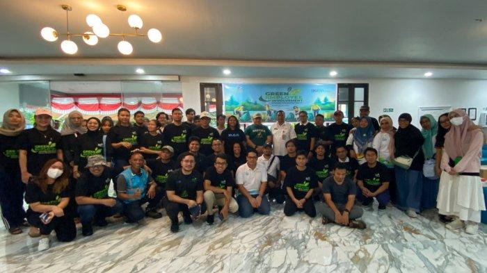 Foto bersama PLN, Dinas Persampahan Kota Ambon, dan LSM Moluccas Coastal Care (MCC) dalam acara pembukaan kegiatan bersih-bersih pantai, Rabu (5/6/2024).