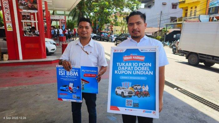 AMBON: Dua petugas yang menawarkan 3 program demi semarakan Hari Pelanggan Nasional di SPBU Pohon Pule, Kota Ambon, Senin (4/9/2023).