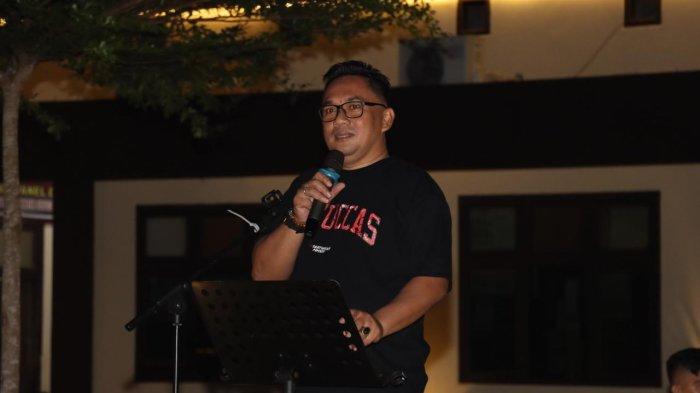 Kapolres SBB, AKBP Dennie Andreas Dharmawan menyumbangkan lagu saat kegiatan cooling system berupa nyanyi dan ngopi bareng di Mako Polres SBB, Piru, Sabtu (20/7/2024) malam.