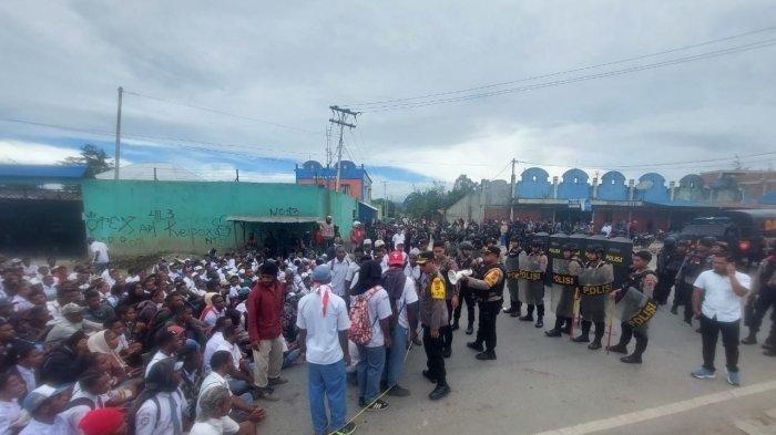 AKSI TOLAK PROGRAM PRABOWO - Ribuan pelajar menggelar aksi menolak program Makan Bergizi Gratis di Wamena, Kabupaten Jayawijaya, Papua Pegunungan, Senin (17/2/2025). Tampak polisi bernegosiasi dengan para pelajar agar aksi menolak program yang dicanangkan Presdien Prabowo dihentikan.