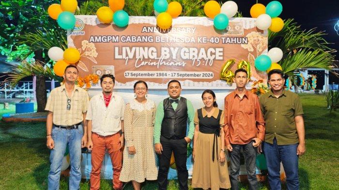 Kepengurusan AMGPM Cabang Bethesda foto bersama usai peryaaan HUT ke-40 di Pantai Ronawiska, Latuhalat, Kecamatan Nusaniwe, Kota Ambon, Selasa (17/9/2024) Malam.