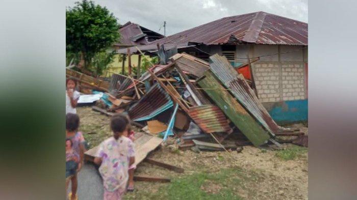 Nampak salah satu rumah yang diterjang angin Puting Beliung di Debut, Malra, Selasa (17/12/2024).