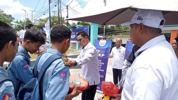 BPPMHKP KKP melalui BPPMHKP Ambon bagi-bagi susu ikan gratis kepada siswa sekolahan dan masyarakat yang melintas depan Kantor BPPMHKP Ambon, Selasa (29/10/2024). Bagi-bagi susu ikan ini dalam rangka memperingati HUT KKP yang ke-25 tahun dengan slogan “Ekonomi Biru Untuk Indonesia Maju”.