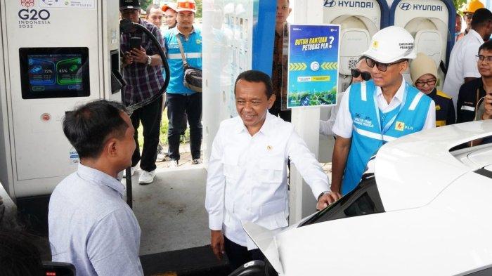 PLN -- Menteri Energi dan Sumber Daya Mineral (ESDM) Bahlil Lahadalia didampingi Direktur Utama PT PLN (Persero) Darmawan Prasodjo melakukan peninjauan ke SPKLU di Rest Area km 379A Batang, Jawa Tengah pada Kamis (20/3).