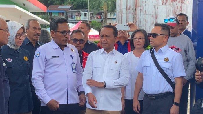 Menteri Energi dan Sumber Daya Mineral (ESDM), Bahlil Lahadalia tinjau Stasiun Pengisian Bahan Bakar Umum (SPBU) Nelayan di Pelabuhan Perikanan Nusantara Ambon, Jalan Sultan Hasanudin, Kota Ambon.