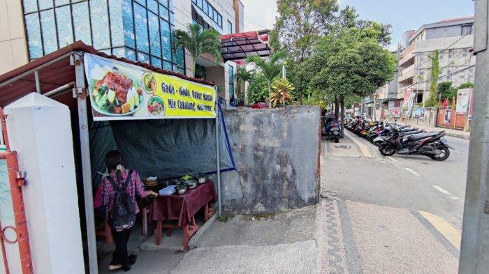 Warung Bubur Manado milik Tien Sahilatua (67) yang berlokasi di jalan Yan Paays, Kecamatan Sirimau, Kota Ambon, Kamis (1/2/2024).