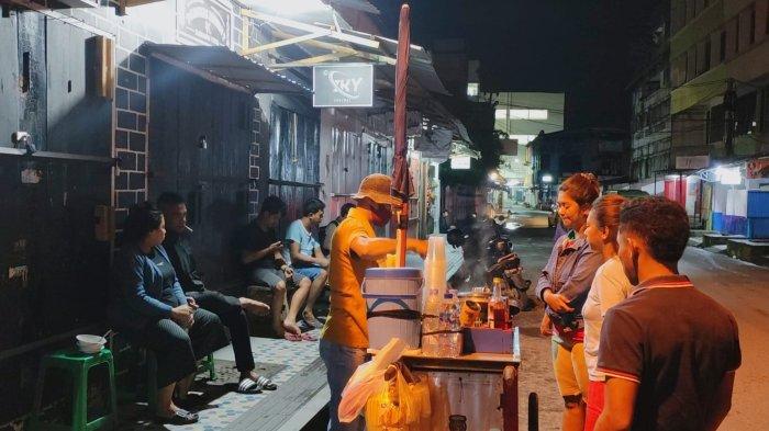 Burjo Pak De buka mulai pukul 23.30 WIT di depan Hotel Amans, kawasan Mardika, Kecamatan Sirimau, Kota Ambon.