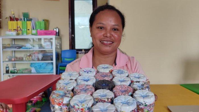 Nilci Tane, trainer PAUD Sadar Lingkungan saat menunjukan ecobrick karya siswa dan orang tua, Jumat (5/10/2024).