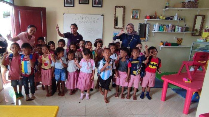 Foto bersama siswa, CDO PT. Pertamina DPPU Pattimura dan pengajar PAUD Sadar Lingkungan, Jumat (5/10/2024).