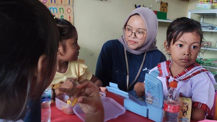 CDO PT. Pertamina DPPU Pattimura, Tiara bersama para siswa PAUD Sadar Lingkungan, Jumat (5/10/2024).