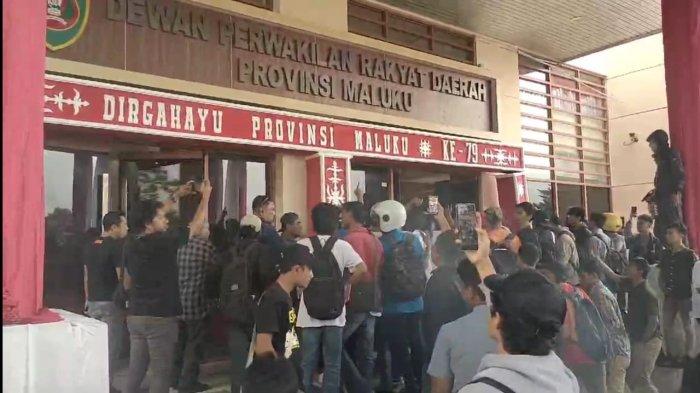Ratusan mahasiswa berunjuk rasa menolak Rancangan Undang-undang (RUU) di Kantor DPRD Provinsi Maluku, Kamis (22/8/2024).