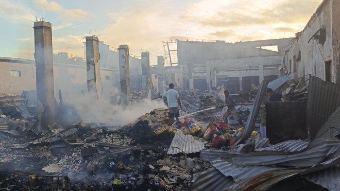 Terlihat petugas pemadam kebakaran masih berusaha mendamkan api di Swalayan City Mart Namlea, Kabupaten Buru, Maluku, Senin (5/8/2024)