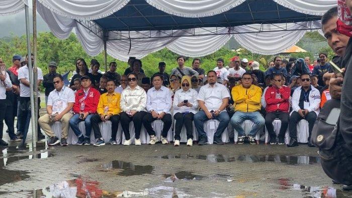 Pasangan Calon (Paslon) Wali Kota-Wakil Wali Kota Ambon, Bodewin Wattimena-Ely Toisuta menggelar deklarasi sebelum melakukan pendaftaran ke Komisi Pemilihan Umum (KPU) Kota Ambon, Rabu (28/8/2024).