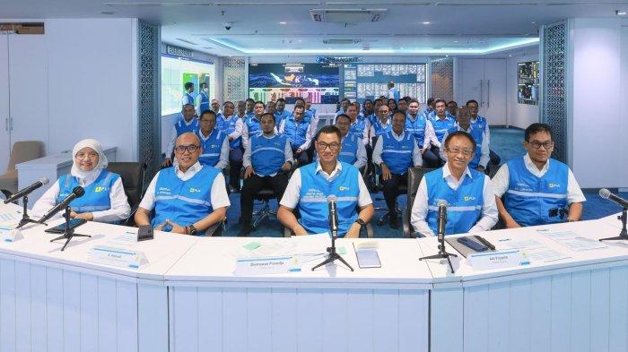 PLN -- Direktur Utama PLN, Darmawan Prasodjo melakukan pemantauan dan monitoring digital secara end-to-end pada Senin, (24/03) dalam rangka memastikan kelistrikan dalam kondisi aman. PLN telah menetapkan masa siaga kelistrikan yang dimulai sejak 17 Maret (H-14 Lebaran) hingga 11 April 2025 (H+7 Lebaran).