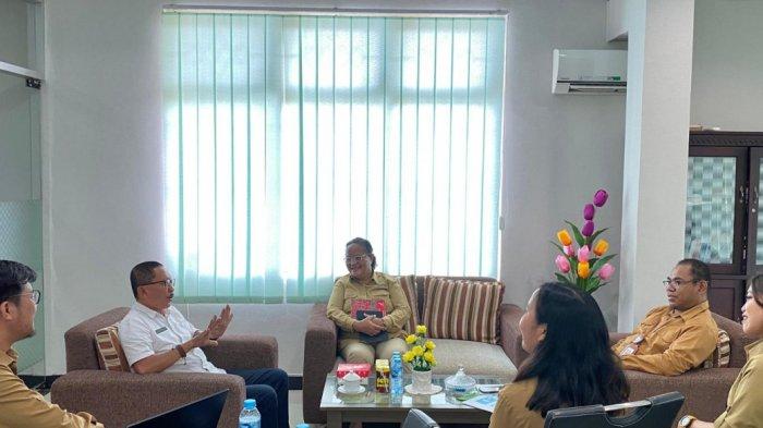 Diskusi antara Kepala BPOM Ambon, Tamran Ismail didampingi tim informasi komunikasi BPOM Ambon dengan Ketua Komisi Informasi Maluku, Mochtar Touwe, di Ruang Kerja Kepala BPOM Ambon, Rabu (1/5/2024).