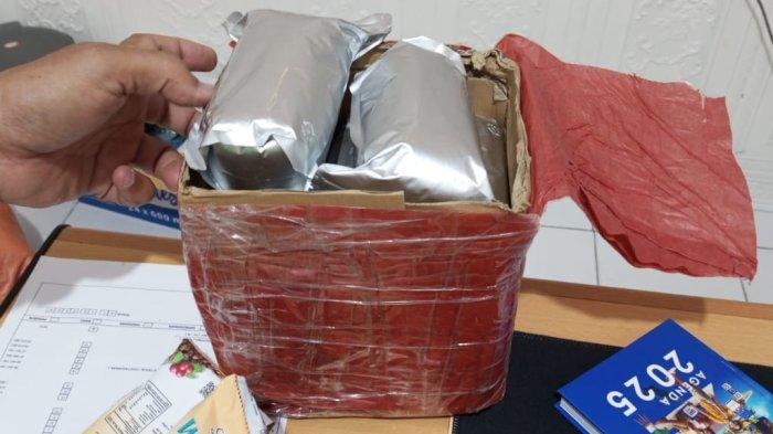 PAKET GANJA - 2 kilogram paket ganja yang diselundupkan melalui pengiriman Kantor Pos Tehoru beberapa waktu lalu, gambar dipotret TribunAmbon.com, Kamis (27/2/2025) kemarin.