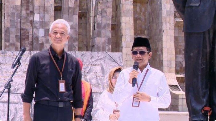 Bacapres dan Bacawapres, Ganjar Pranowo dan Mahfud MD saat berpidato di Tugu Proklamasi, Menteng, Jakarta Pusat sebelum menuju ke KPU untuk mendaftarkan diri sebagai capres-cawapres 2024 - Mahfud MD menyampaikan bahwa baju putih yang ia pakai itu merupakan baju yang ia siapkan 5 tahun lalu untuk mendaftar di KPU saat Pilpres 2019