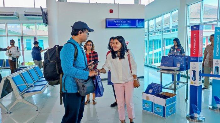 Rayakan HUT ke-75 Garuda Indonesia beri bingkisan tuk para penumpang di Bandara Pattimura Ambon, Jumat (26/1/2024).