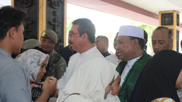 PERAYAAN IDULFITRI - Tampak Gubernur Maluku, Hendrik Lewerissa dan Wagub Abdullah Vanath usai salat Idulfitri di Lapangan Merdeka, Kota Ambon, Minggu (31/3/2025).