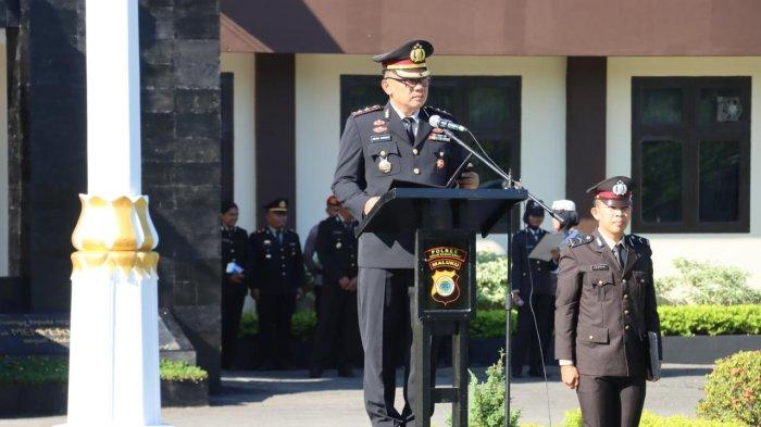 Kapolres SBB AKBP Dennie Andreas Dharmawan selaku Inspektur Upacara (Irup) Upacara peringatan Hari Sumpah Pemuda ke-96, Senin (28/10/2024).