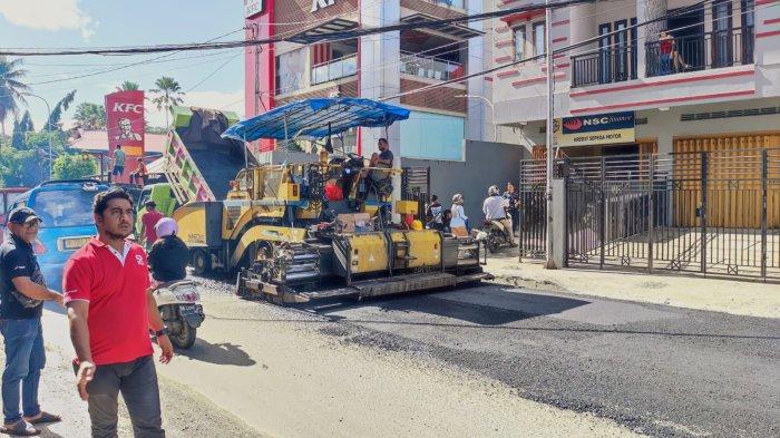 Perbaikan kerusakan ruas jalan Kakialy, Kecamatan Sirimau, Kota Ambon, Jumat (14/6/2024).