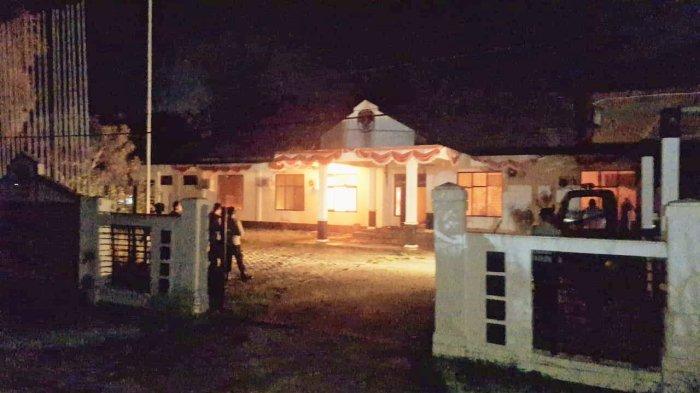 KPU BURU - Kantor Komisi Pemilihan Umum (KPU) Kabupaten Buru dilanda kebakaran pada Jumat dini hari (28/2/2025).
