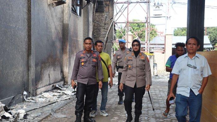 Kapolres Buru AKBP Sulastri Sukidjang kunjung Swalayan City Mart yang terbakar, Senin (5/8/2024) dini hari