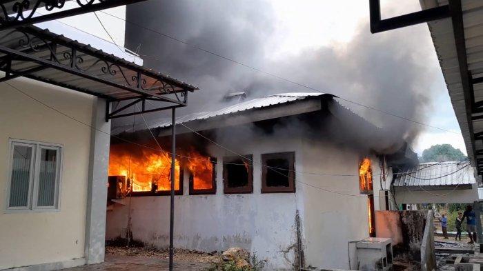 Si jago merah melahap Rumah Umum Sakit Daerah (RSUD) Karel Sadsuitubun Langgur, Kabupaten Maluku Tenggara (Malra), Rabu (4/10/2023).