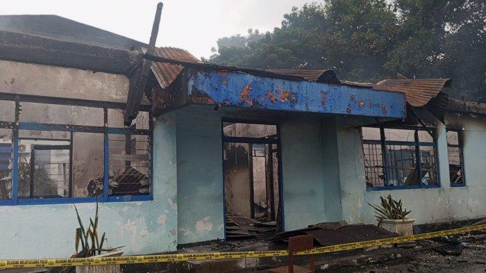 KEBAKARAN PDAM MASOHI - Insiden kebakaran yang terjadi di PDAM Maluku Tengah di Kelurahan Namaelo, Masohi, Selasa (4/3/2025) siang.