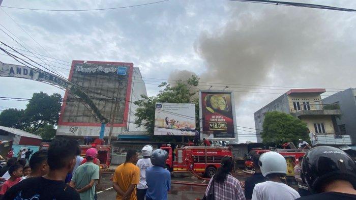 Kebakaran di salah satu gedung samping tempat karaoke keluarga Happy Puppy, Jalan Ot. Pattimaepauw Talake, Ambon, Maluku, Jumat (27/12/2024).