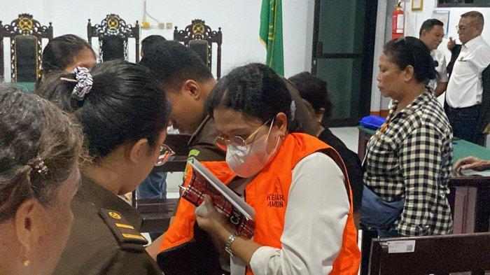 KORUPSI - Kepala Sekolah SMP Negeri 9 Ambon, Lona Parinusa saat mengenakan rompi tahanan usai sidang perkara dugaan korupsi dana BOS tahun anggaran 2020-2023, di Pengadilan Negeri Ambon, Senin (17/3/2025).