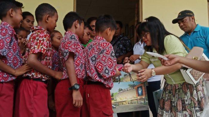 Penyerahan peket makan bagi siswa-siswi SD Negeri Leahari, Kecamatan Leitimur Selatan, Kota Ambon, Jumat (24/1/2025).